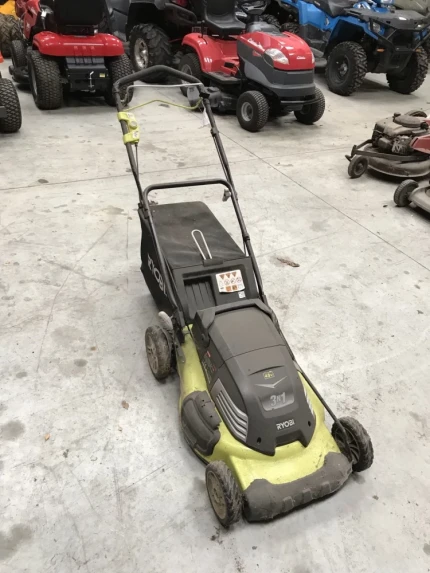 Tondeuse à conducteur marchant - 2011