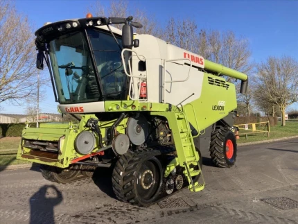 Claas LEXION 660TT WITH V770 CUTTERBAR