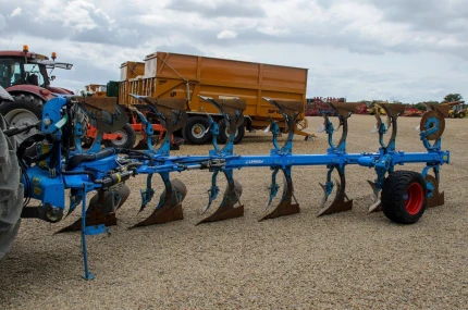 Lemken JUWEL 8 OF PLOUGH 7 FURROWS