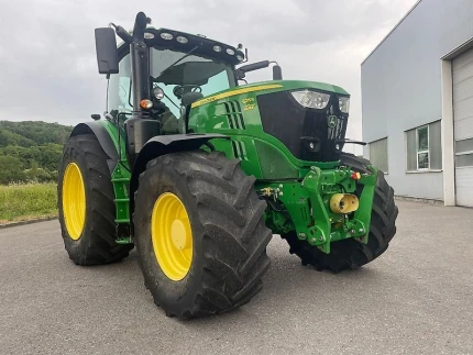 John Deere 6215R