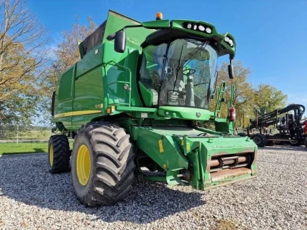 John Deere T670