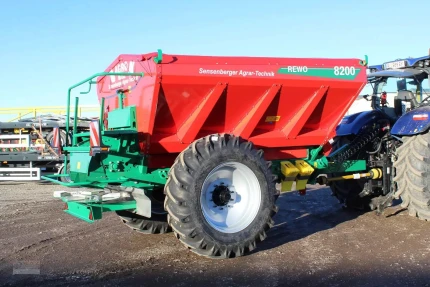 Inconnu AGRO-MASZ REWO 8200 KALK- UND DüNGERSTREUER