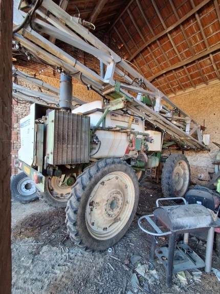 Pulvérisateur automoteur - 28M - 3000L - 90CH - 9000H - 1989