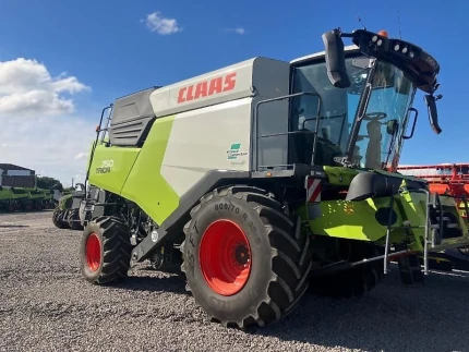 Claas TRION 750