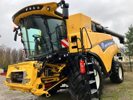 New Holland CR7.90