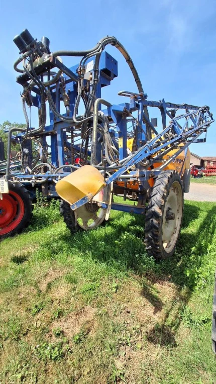 Pulvérisateur traîné - 24M - 2500L - 2002