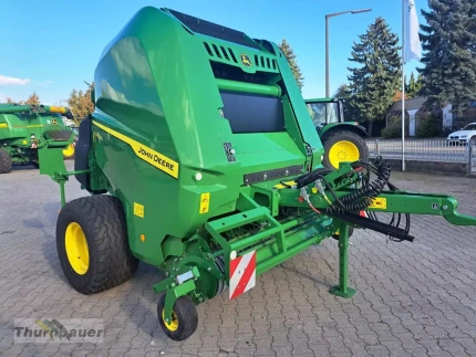 John Deere V451M