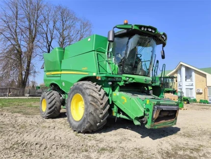 John Deere S685