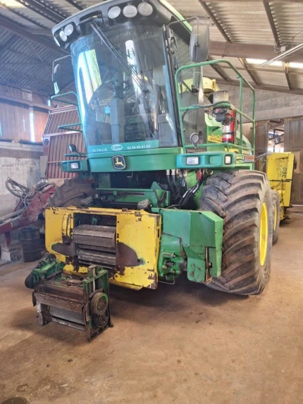 John Deere 7400