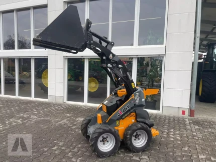 Giant SKID STEER GS 900