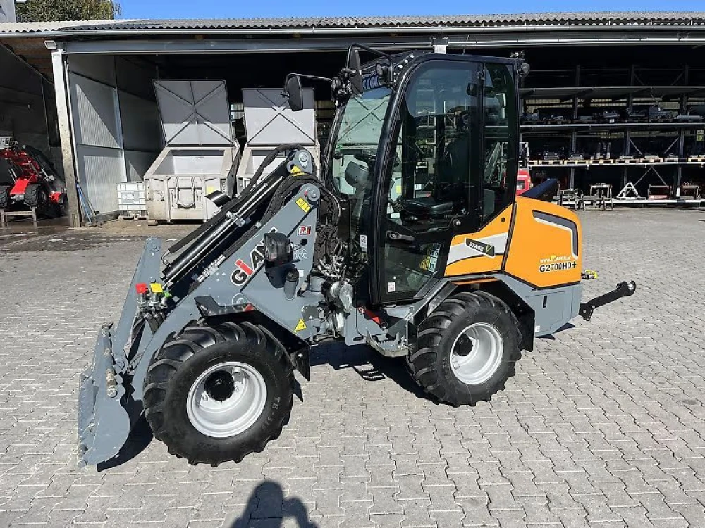 Giant 2700 HD+ MIT KABINE EURO &AMP; HECKHYDRAULIK KAT 2 d'occasion — photo 1
