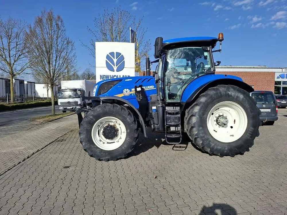 New Holland T7.230 AC d'occasion — photo 1