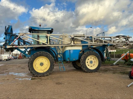 Pulvérisateur automoteur - 4300L - 210 CH - 3810H - 2012