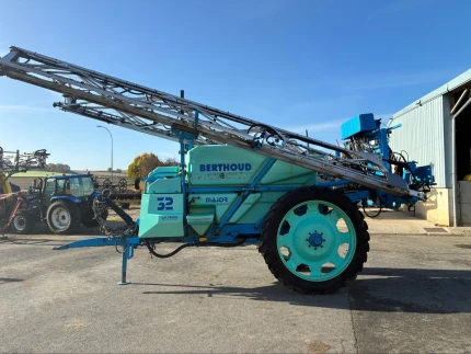 Pulvérisateur traîné - 3200L - 2006