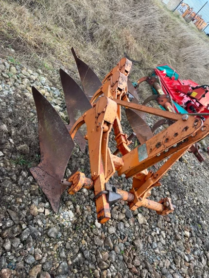 Charrue - Non réversible - 3corps - 3socs - 1992