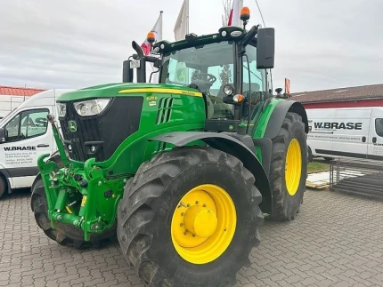 John Deere 6215R